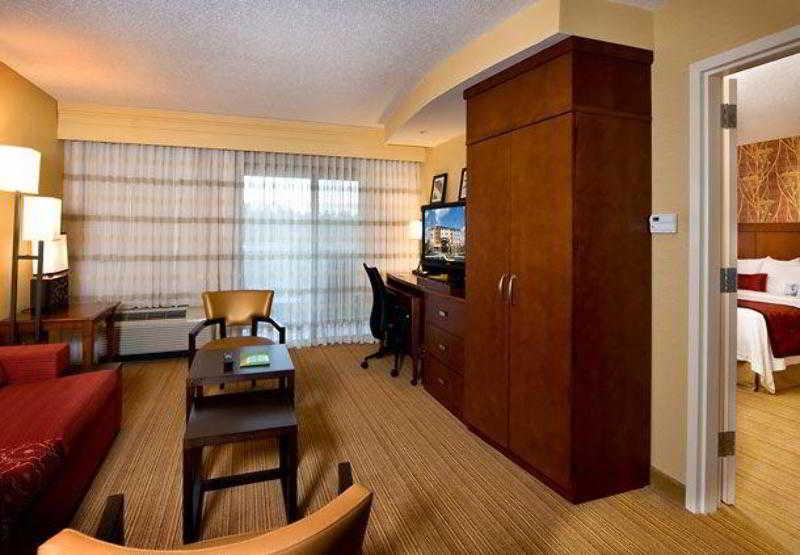 Courtyard By Marriott Atlanta Buford Mall Of Georgia Room photo